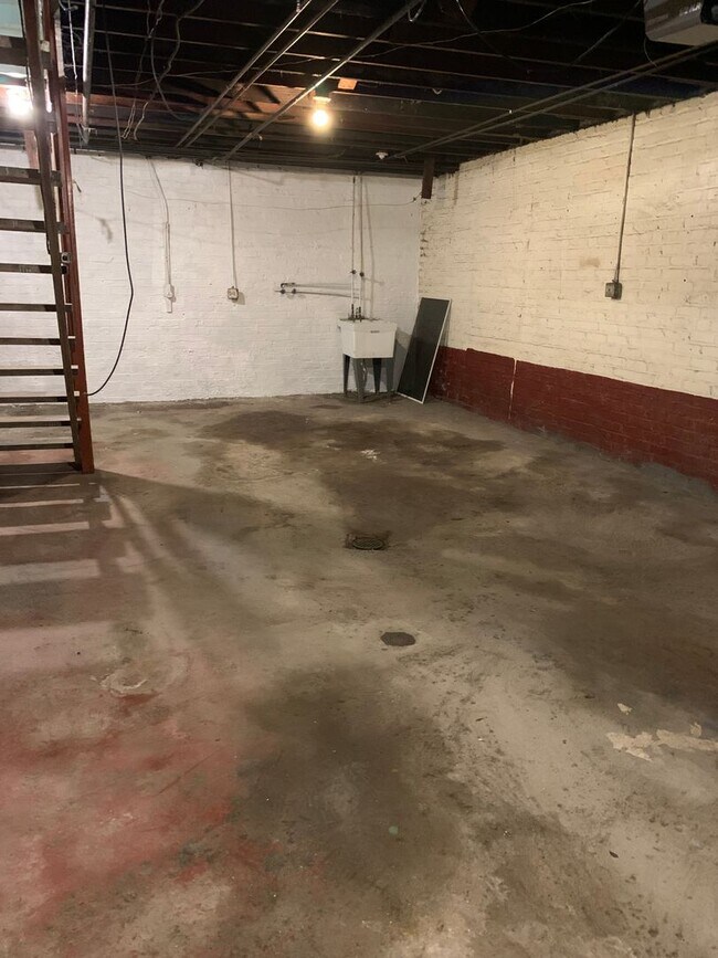 Building Photo - 3265 Sunset Blvd