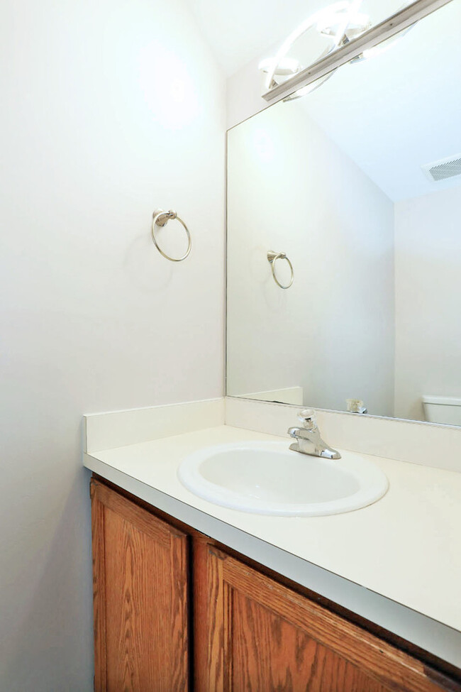Building Photo - 724 Shady Oaks Ct