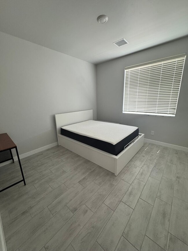 Building Photo - Gorgeous 4 bedroom plus office