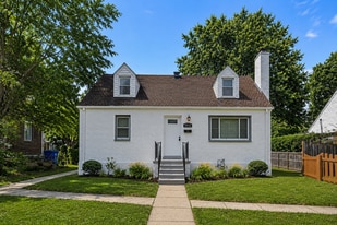 Building Photo - 1511 Crest Rd