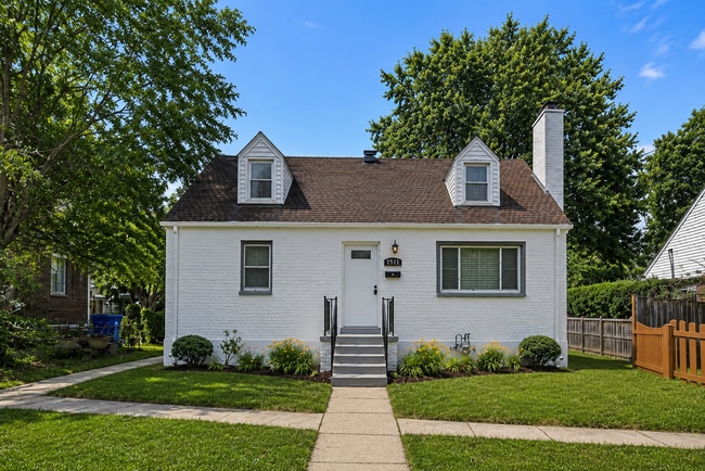Building Photo - 1511 Crest Rd