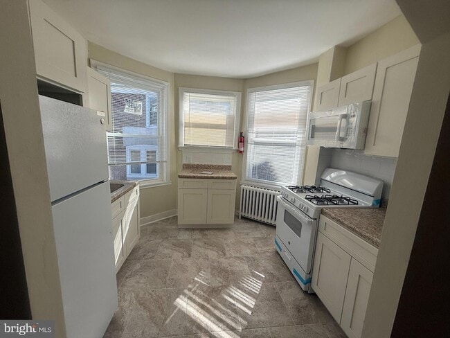 Building Photo - 0-500 E Johnson St