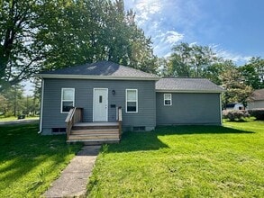 Building Photo - Remodeled 2 bedroom home-Three Oaks
