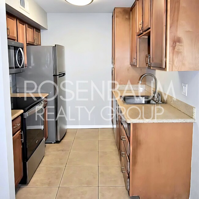 Building Photo - Beautiful 2-beds, 2-baths ground-level cor...