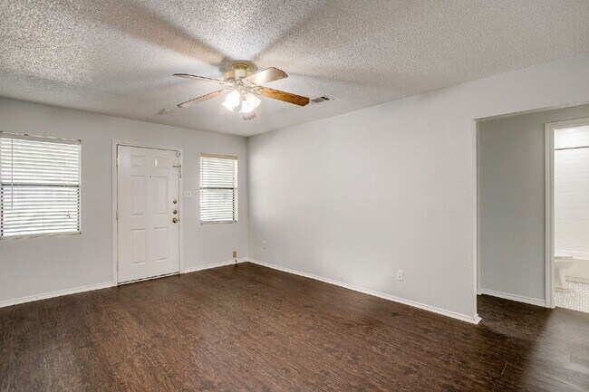 Building Photo - Charming 3-Bedroom Cottage in River Oaks