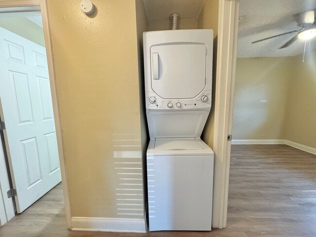 Building Photo - Apartment - Right off Cypress Gardens Blvd!