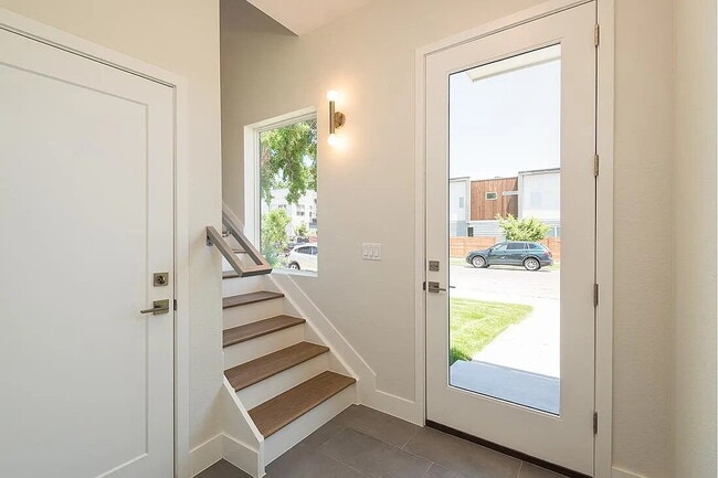 Building Photo - Modern 3 bed / 2.5 bed farmhouse townhome below market rent value