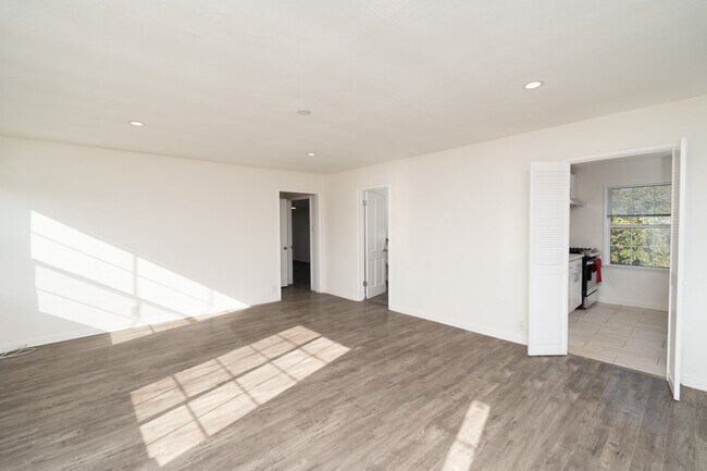 Building Photo - COZY 2 BED 1 BATH UPSTAIRS UNIT