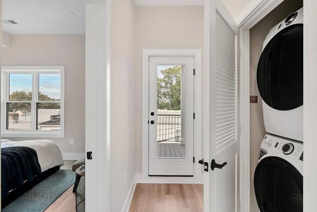 Building Photo - 1130 Penn St NE