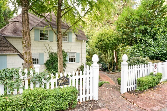 Building Photo - Gorgeous Dream Home in the Southwest Hills! Your Pacific Northwest Oasis Awaits!