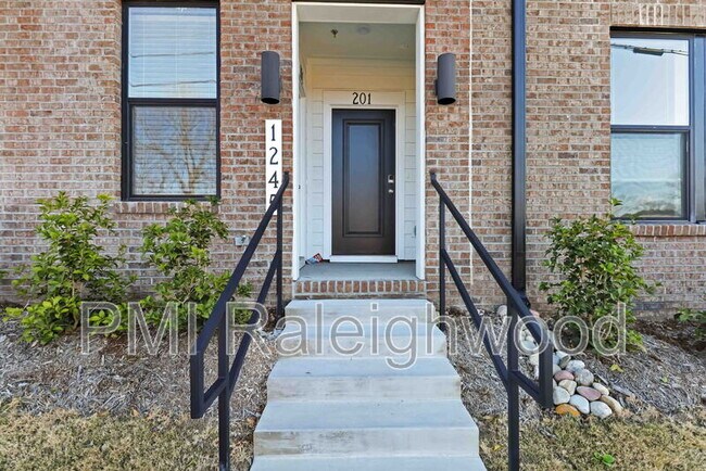 Building Photo - 1245 S Blount St