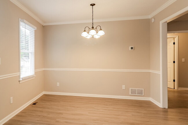 Building Photo - 60 River Oaks Dr SW