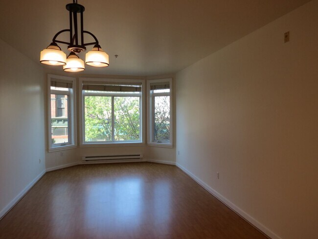 Building Photo - Incredible 1bed/1bath Condo Ideally Located in Belltown!