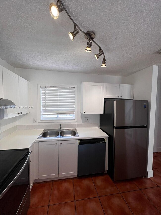 Primary Photo - 6215 SW Kendale Lakes Cir