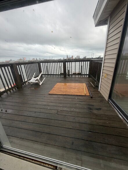 Building Photo - 1658 W Riverside Dr