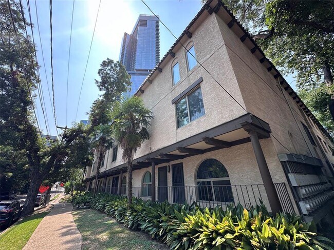 Building Photo - 505 W 7th St