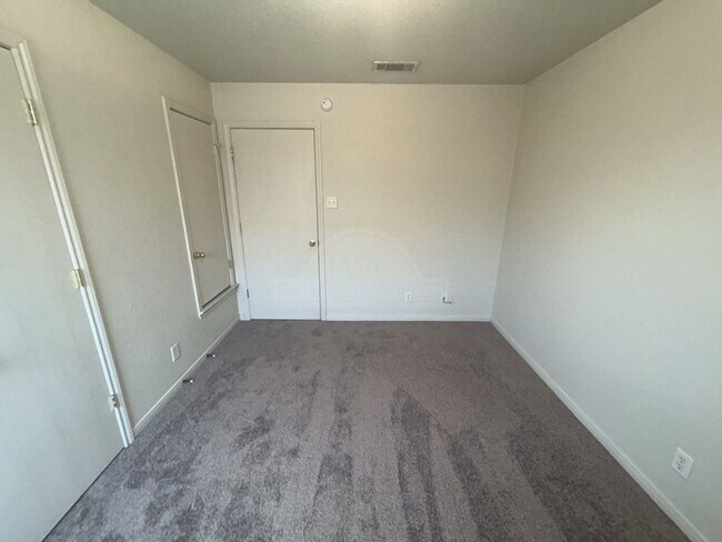Building Photo - 2100 Schorn Dr