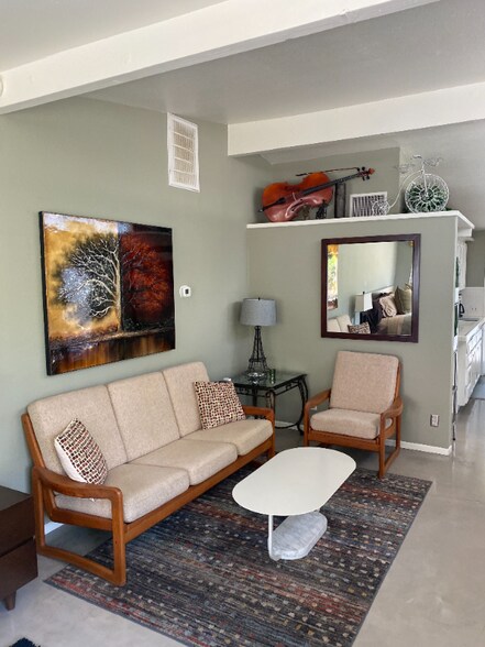 Building Photo - 777 E San Lorenzo Rd