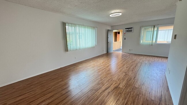 Interior Photo - 20353 Saticoy St