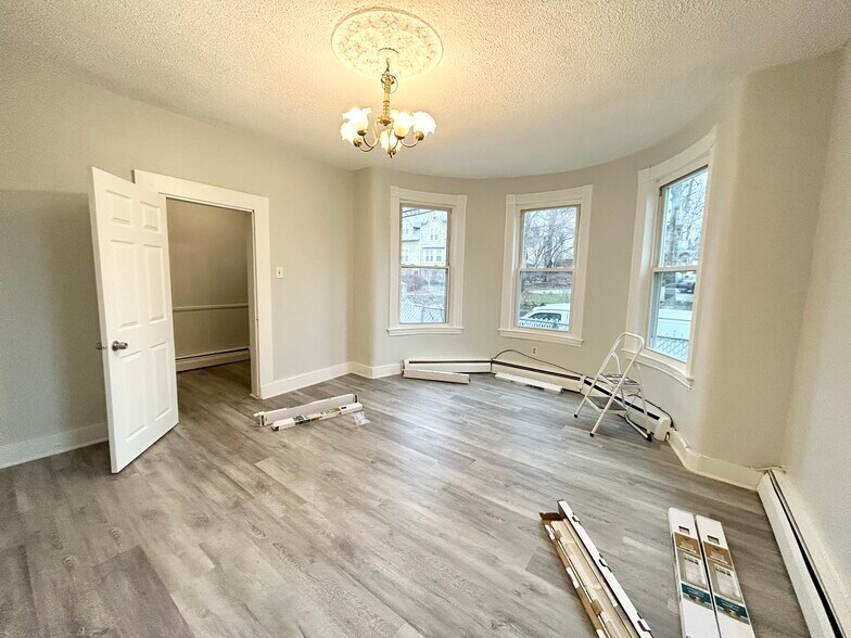 Building Photo - 8 Oakland St