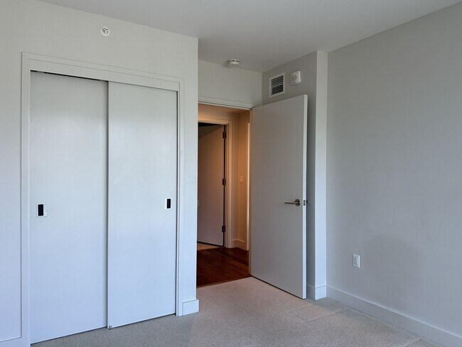 Building Photo - Waihonua at Kewalo 3BR/2BA/2PK