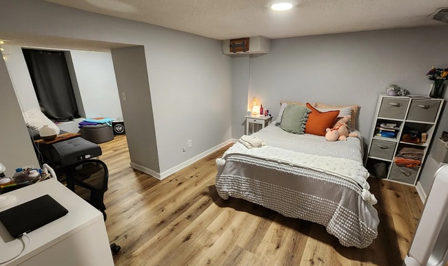 Building Photo - 1822 Roblyn Ave