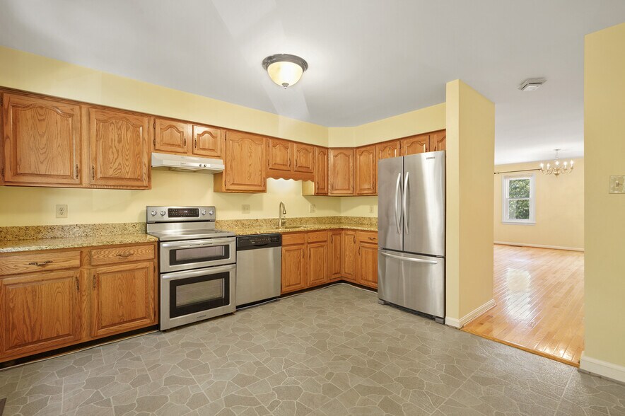 Granite countertops and spacious cabinets - 1140 N Taylor St