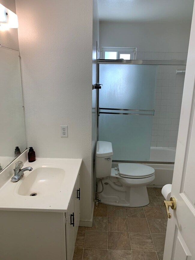 Building Photo - 3 Bedroom Home Near Slide Hill Park-$500 O...