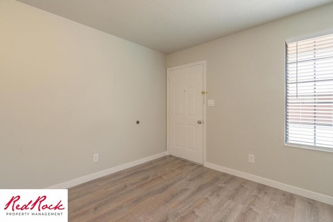 Building Photo - Remodeled 2 Bedroom Townhome. Pet Friendly!