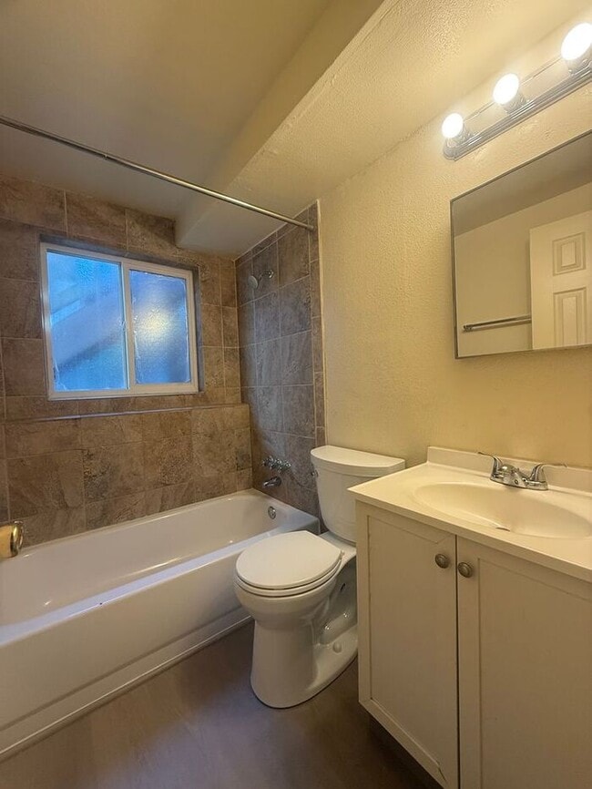 Building Photo - Cozy 2 bedroom apartment on East side!