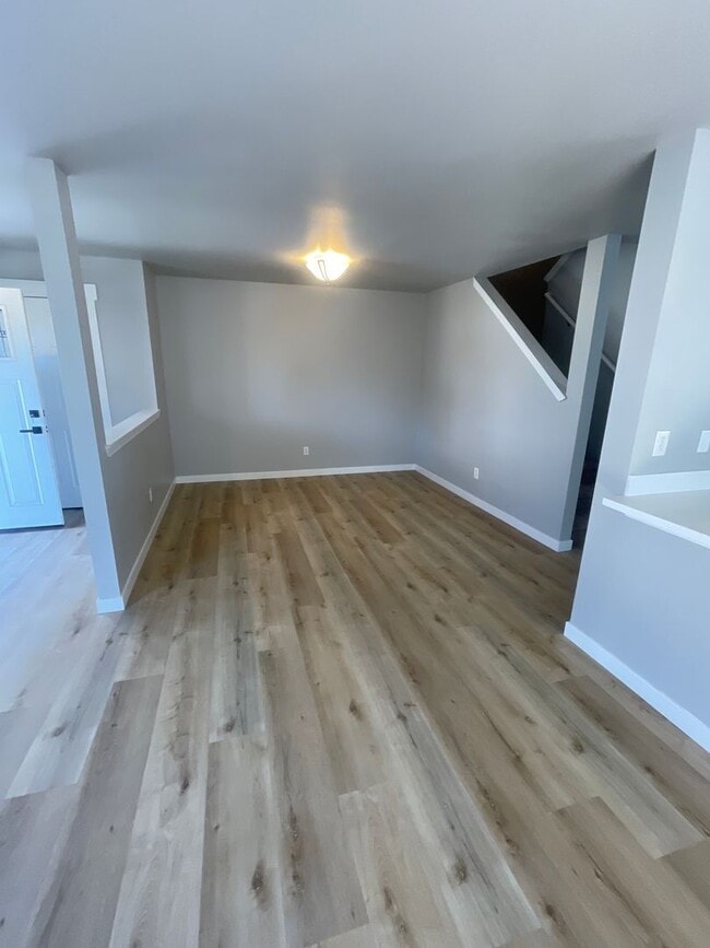 Building Photo - Special:2 weeks free! Remodeled 3bd, 2.5ba...