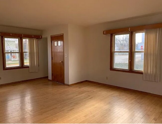 Building Photo - VIDEOTOUR: Remarkable 4-bedroom Home! PETS WELCOME