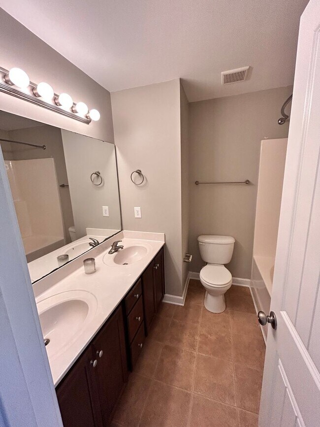 Building Photo - Large family rental available in Maple Hill