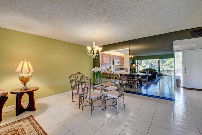 Building Photo - 5673 Fairway Park Dr
