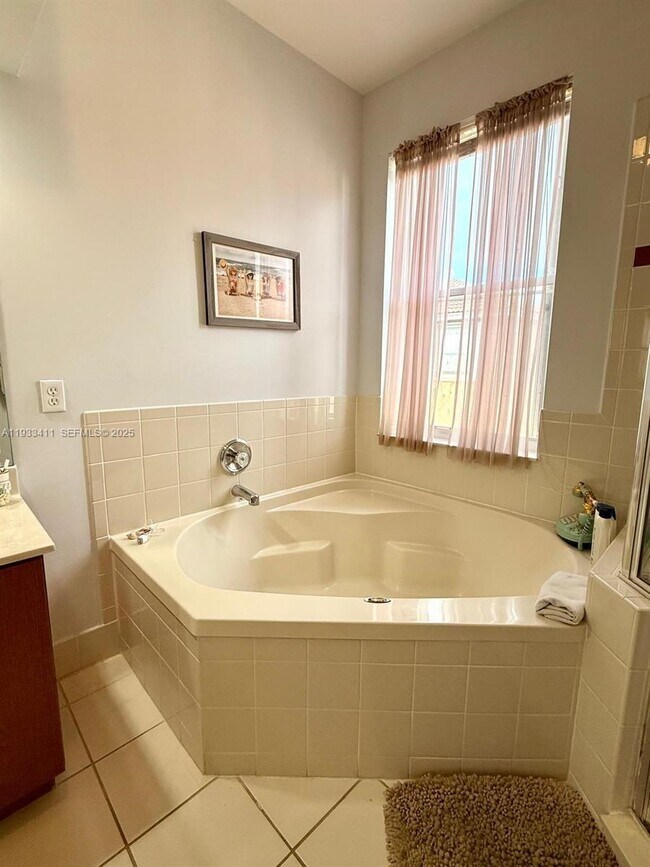 Building Photo - 3729 SW 51st St