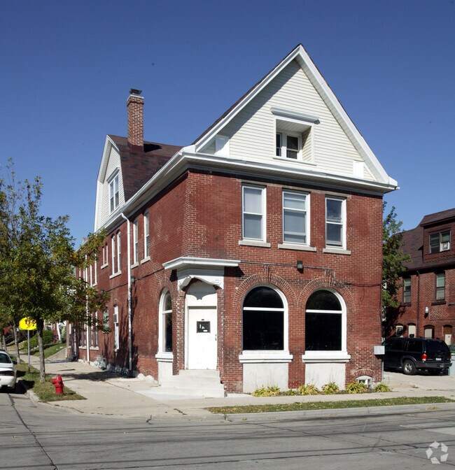 Building Photo - 800 E Chambers St