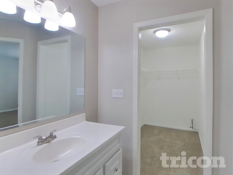 Building Photo - 484 Brookstone Dr