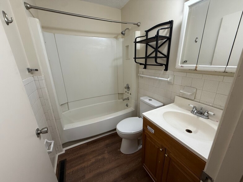 Building Photo - 118 Central Ave