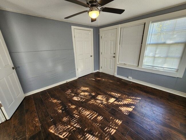 Building Photo - 923 Abigail St