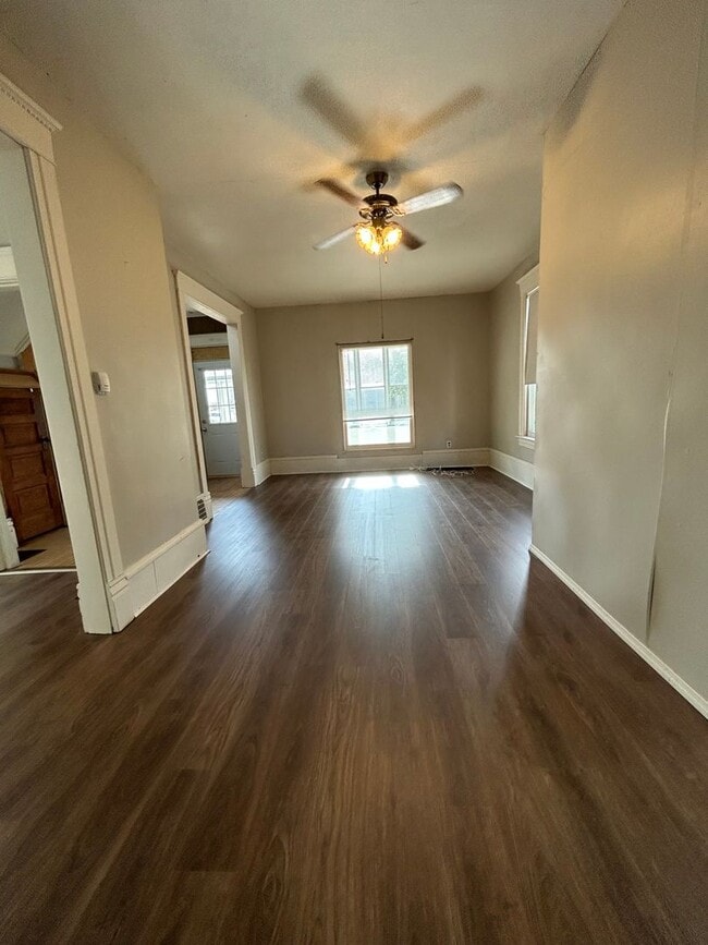 Building Photo - Large Five Bedroom House