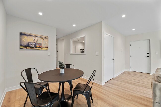 Building Photo - 7109 N Western Ave