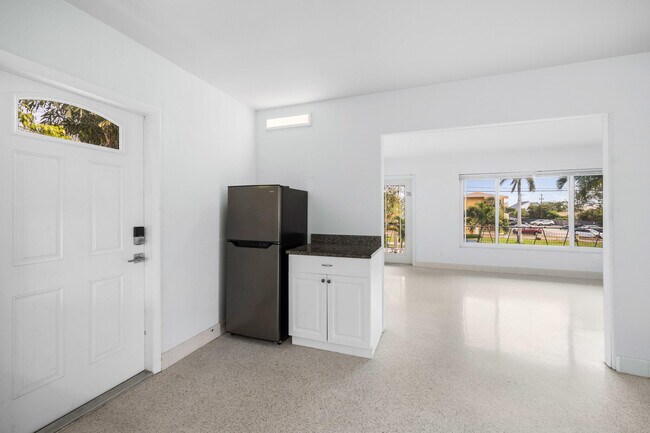 Building Photo - 5411 N Flagler Dr