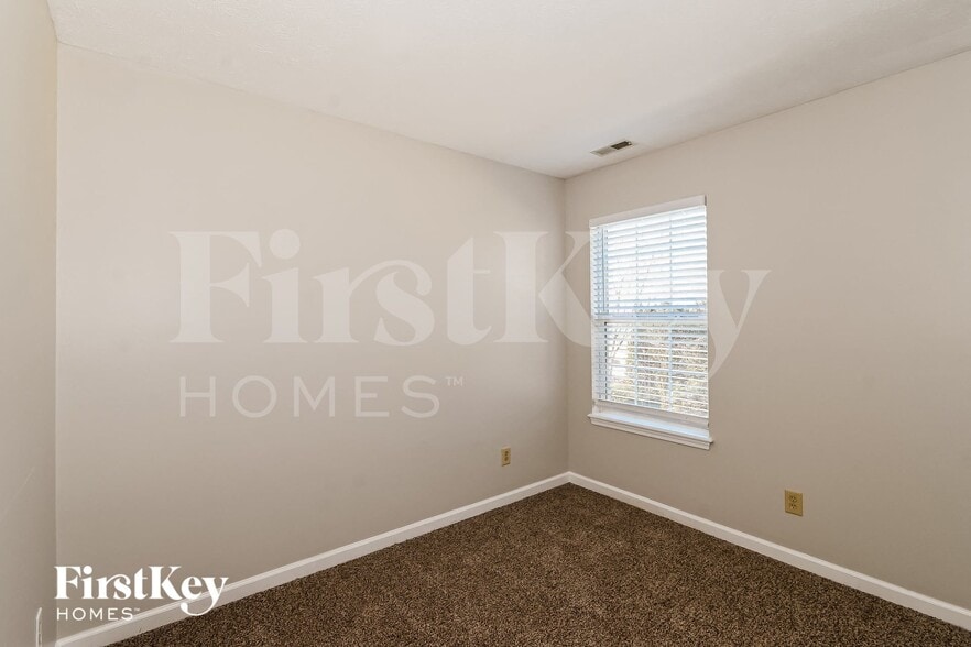 Building Photo - 4804 Oakton Way