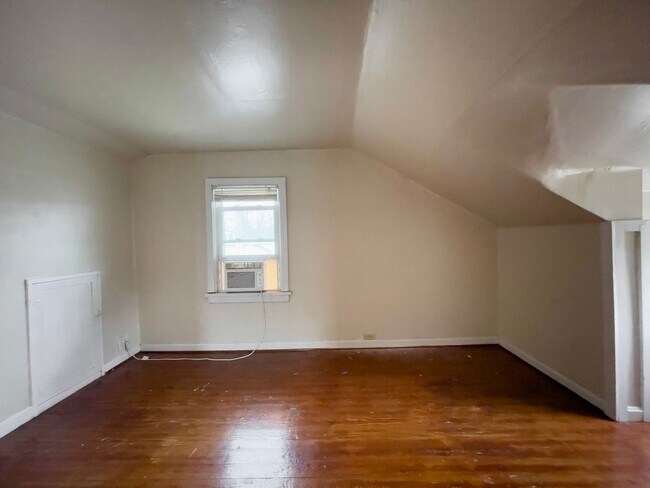 Building Photo - PRELEASING for AUGUST! Close to Campus