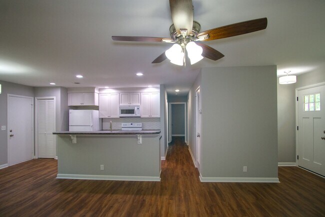 Building Photo - 3 Bedroom 1.5 Bath House w/Large Yard- Easy access to OHB and Nolensville Pk $2200