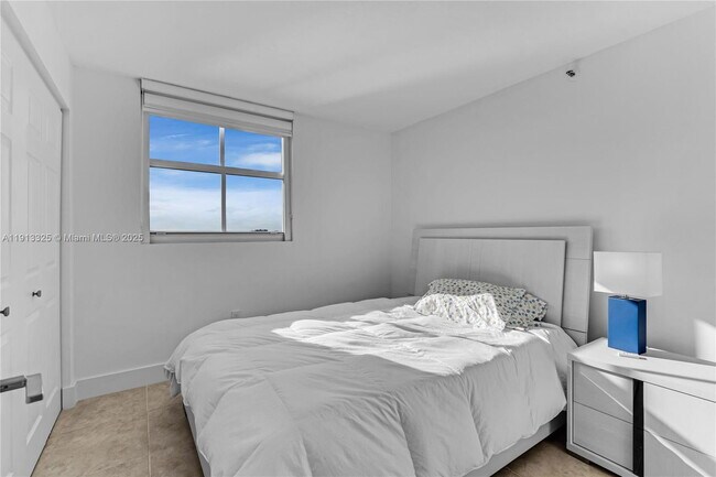 Building Photo - 5880 Collins Ave