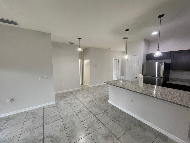 Dinette - 24484 Zephyr Ct
