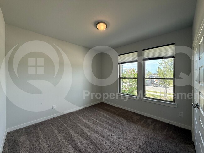 Building Photo - 405 Loganberry Dr