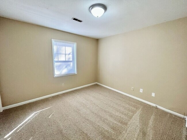 Building Photo - THREE BEDROOM/TWO BATH SOUTH HUNTSVILLE!