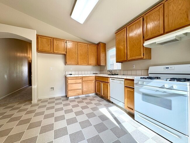 Building Photo - Beautiful 3 Bedroom 2 Bathroom Single Stor...
